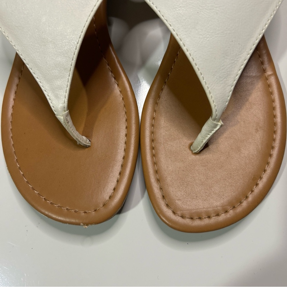 Liz Claiborne Tessa Sandals Shoes Women’s 8.5 White T-Strap Metal Decor Casual - Picture 2 of 10